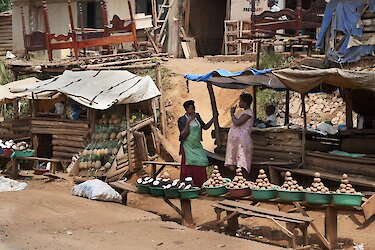 Marktfrauen am Straßenrand verkaufen Cassava und Kartoffeln