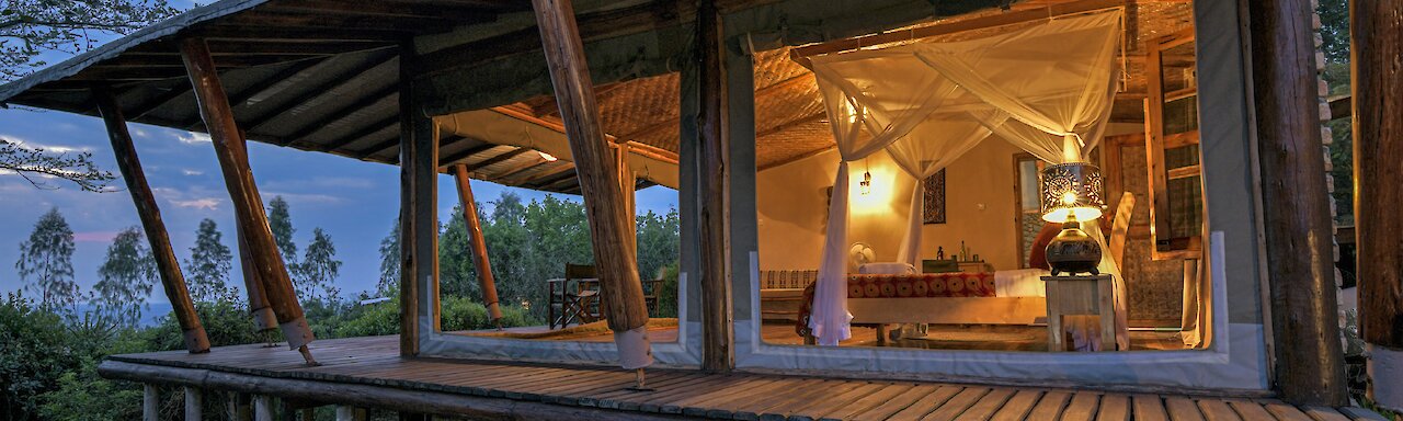 Blick auf die Marafiki Safari Lodge mit offener Schicht und Abendliche Stimmung