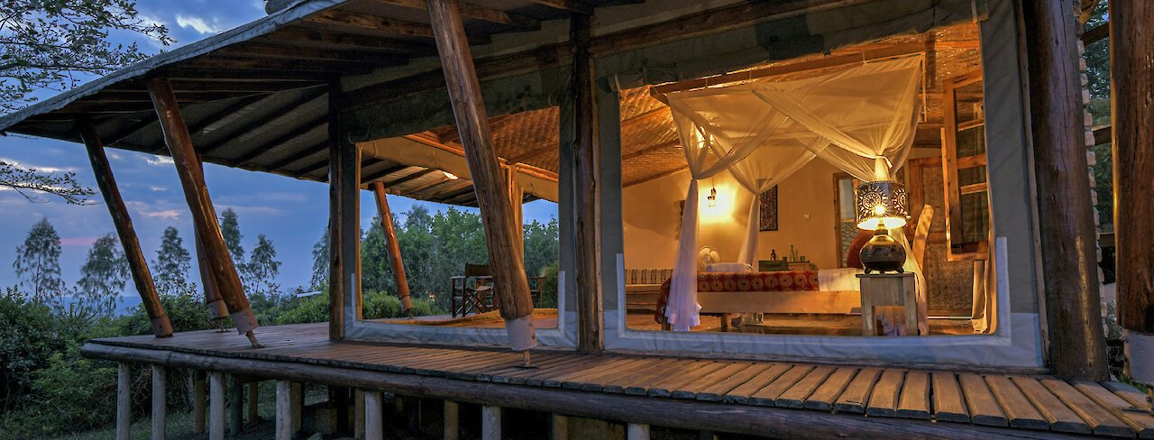 Blick auf die Marafiki Safari Lodge mit offener Schicht und Abendliche Stimmung