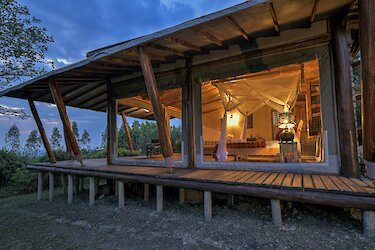 Blick auf die Marafiki Safari Lodge mit offener Schicht und Abendliche Stimmung