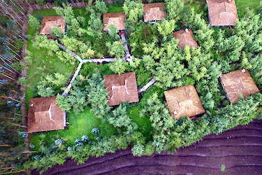 Luftaufnahme von der Le Bambou Gorilla Lodge