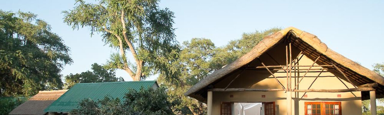 Vorderansicht der Marula Lodge