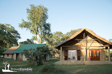 Vorderansicht der Marula Lodge