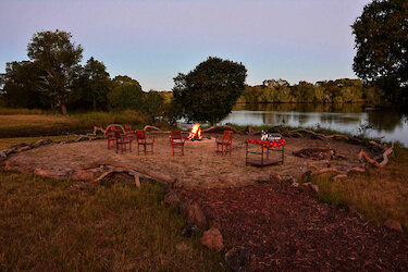 Kafue River Lodge Outdoor Dining im nördlichen Teil des Kafue‑Nationalparks in Sambia