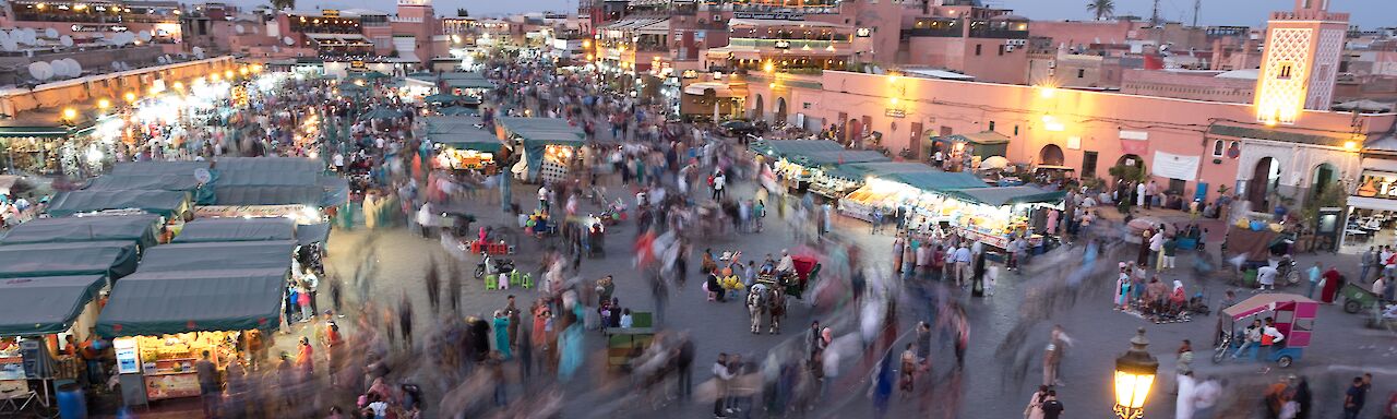 Stadt in Marokko am Abend