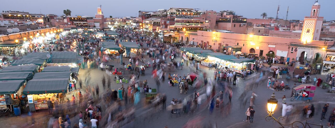 Stadt in Marokko am Abend