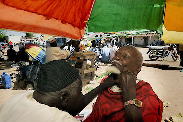 Markt in Kamerun, Mann beim Frisör