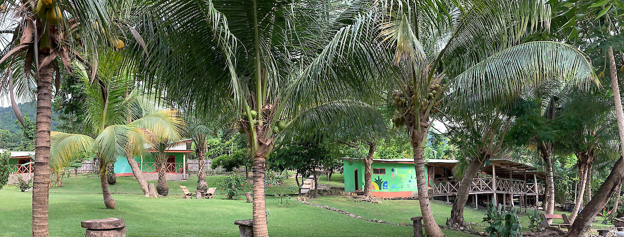 Der Außenbereich des Cocoa Village Guesthouses