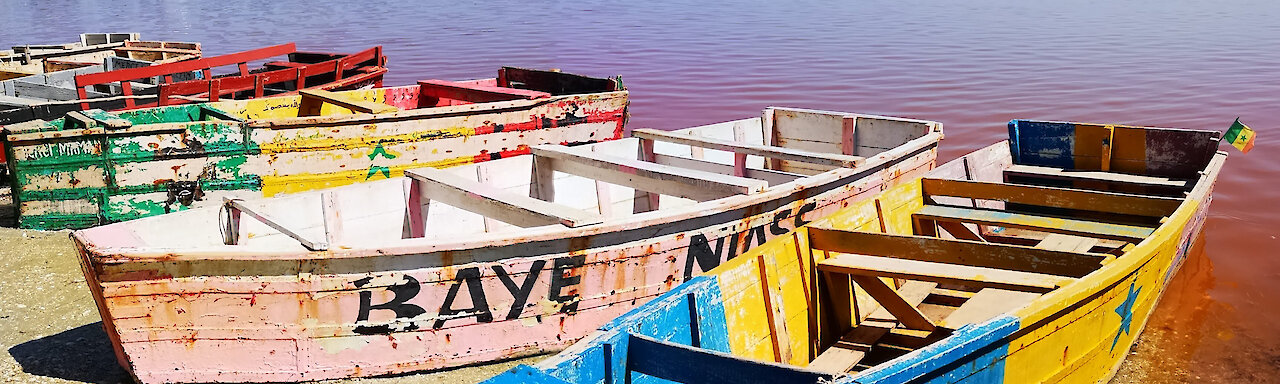 Der Retba See mit bunten Booten