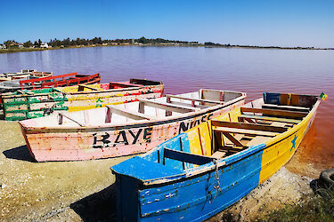 Der Retba See mit bunten Booten