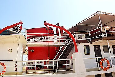 Seitenansicht des Schiffes Bou El Mogdad