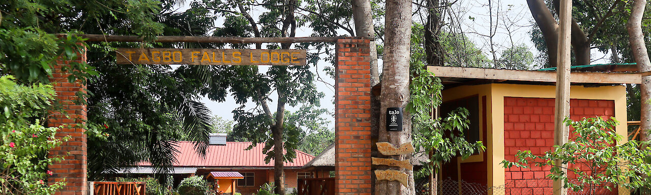 Das Eingangstor der Tagbo Falls Lodge