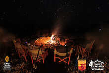 Lagerfeuer mit Stühlen bei einem Ausflug des Karamoja Safari Camps
