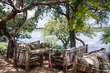 Sitzbank am Flussufer der Murchison River Lodge