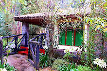 Außenansicht auf eines der Häuser der Le Bambou Gorilla Lodge