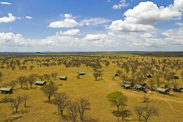 Ausblick auf die Serengeti View Camp Zelt in Weitaufnahme