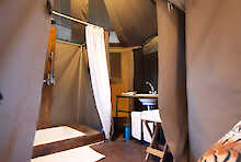 Badezimmer mit Dusche im Narudi Tented Camp