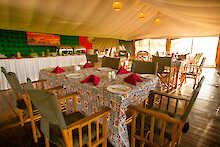Speisezelt mit Buffet im Narudi Tented Camp