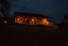 Lounge des Pembeni Rhotia bei Nacht