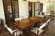 Holz Esstisch mit Stühlen in der Mbuyuni Farm Retreat Unterkunft