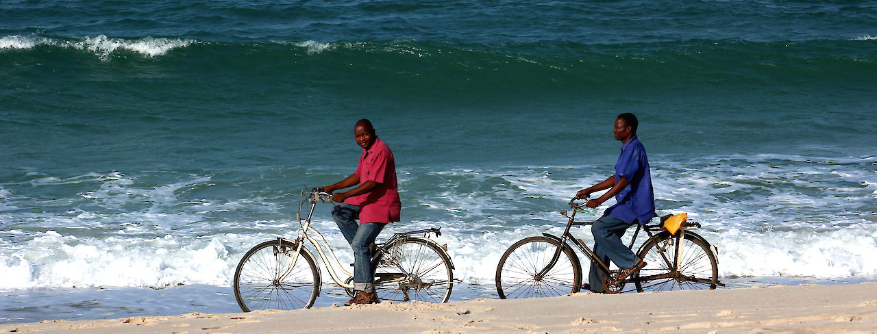 Fahrradfahrer am Strand von Daressalam