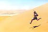 Sprung über Sanddüne im Namib Naukluft Park