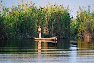 Fischer in einem Mokoro-Boot