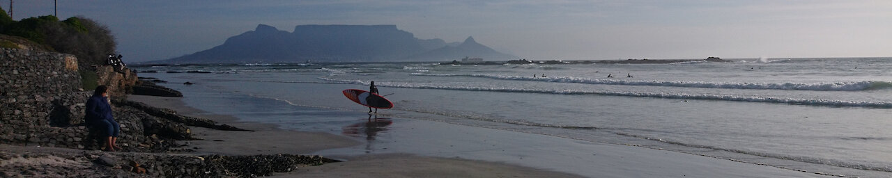 Surfer am Bloubergstrand in Kapstadt