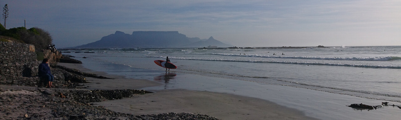 Surfer am Bloubergstrand in Kapstadt