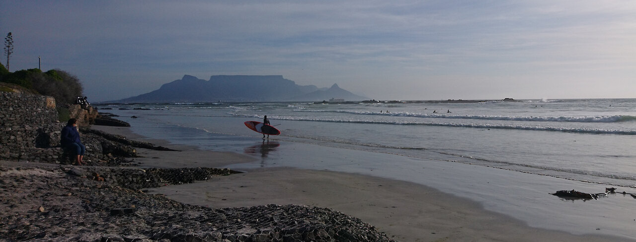 Surfer am Bloubergstrand in Kapstadt