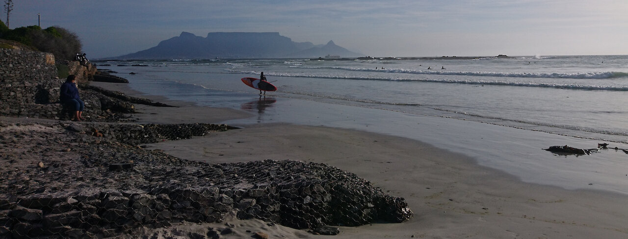 Surfer am Bloubergstrand in Kapstadt