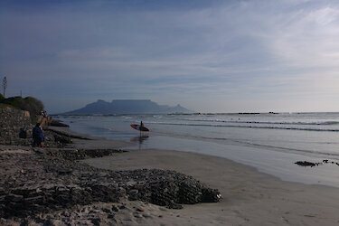 Surfer am Bloubergstrand in Kapstadt