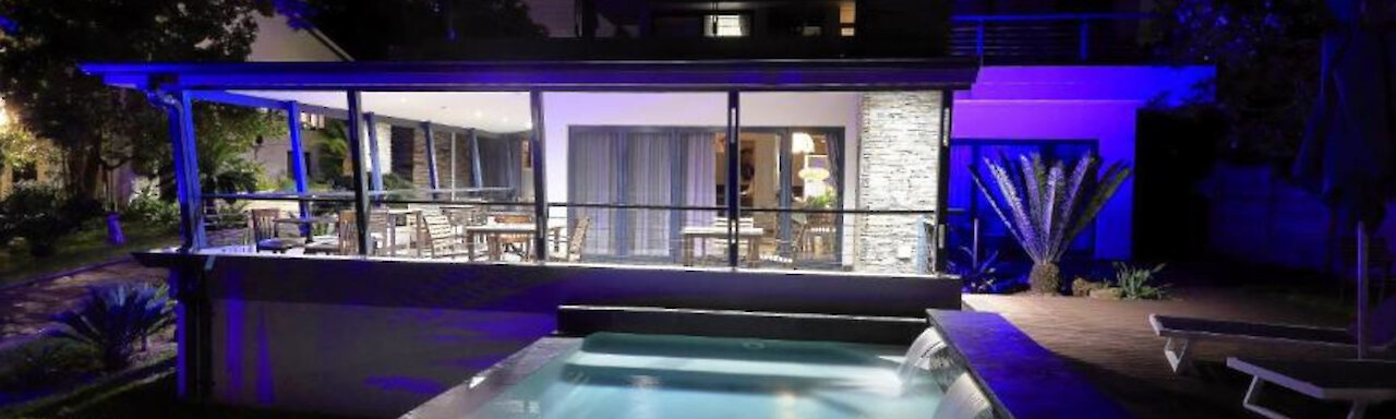 Außenansicht auf das Hilltop Guest House mit Beleuchtung