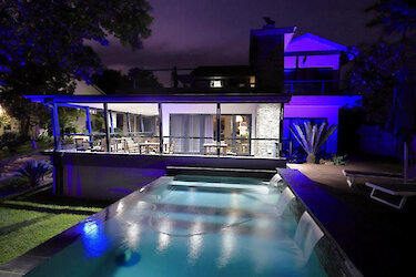 Außenansicht auf das Hilltop Guest House mit Beleuchtung