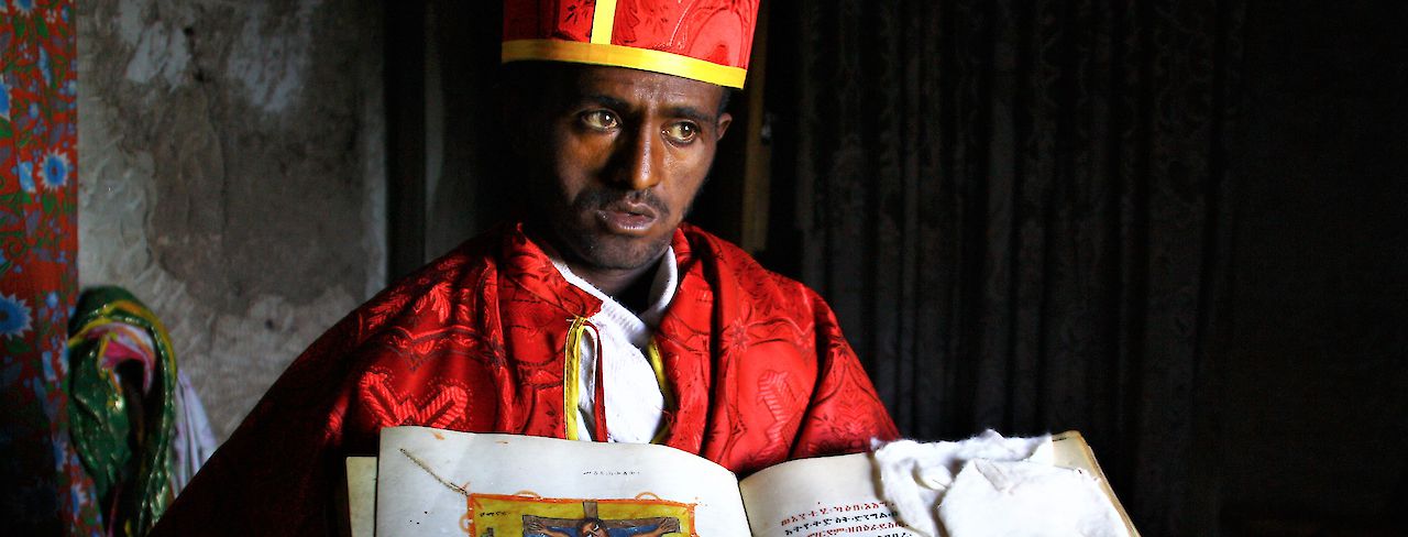 Mönch zeigt antike Bibel in Bergkloster bei Lalibela in Äthiopien