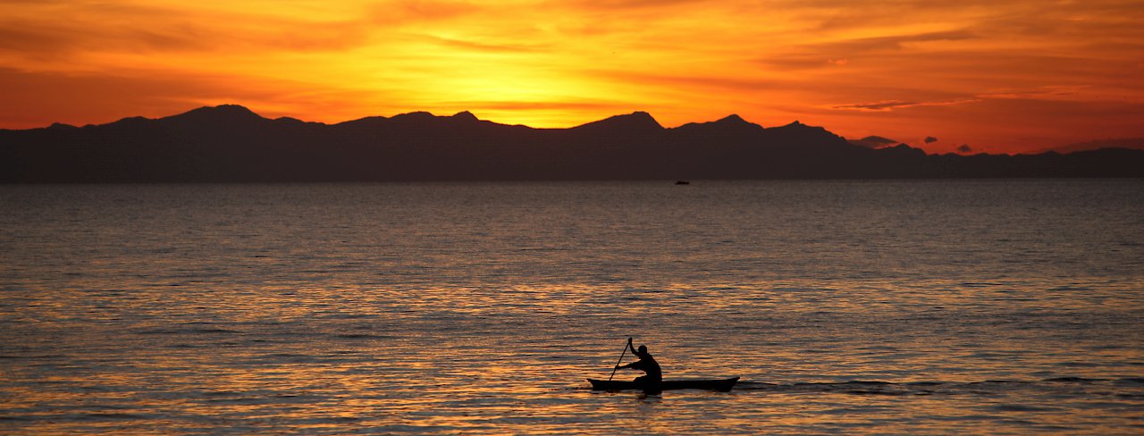 Boot auf Malawisee im Sonnenuntergang