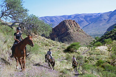 BüllsPort Lodge & Farm Ausritt auf Farmgelände in Namibia
