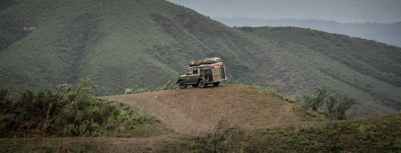 Allradfahrzeug auf einer sandigen Piste in Tanzania