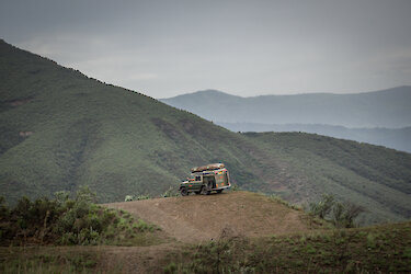 Allradfahrzeug auf einer sandigen Piste in Tanzania