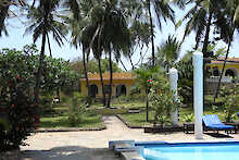 Coconut Beach Lodge Pool mit Blick zur Lodge