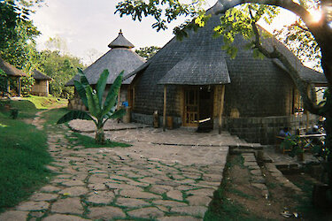 Außenansicht der Aregash Lodge
