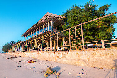 Blick vom Sandstrand auf das Hotel