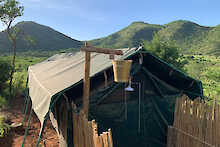 Außendusche hinter dem Zelt im Mkomazi View Camp