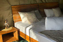 Doppelbett im Zelt des Mkomazi View Camps