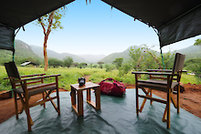 Terrasse mit Stühlen und Blick auf den Mkomazi-Nationalpark