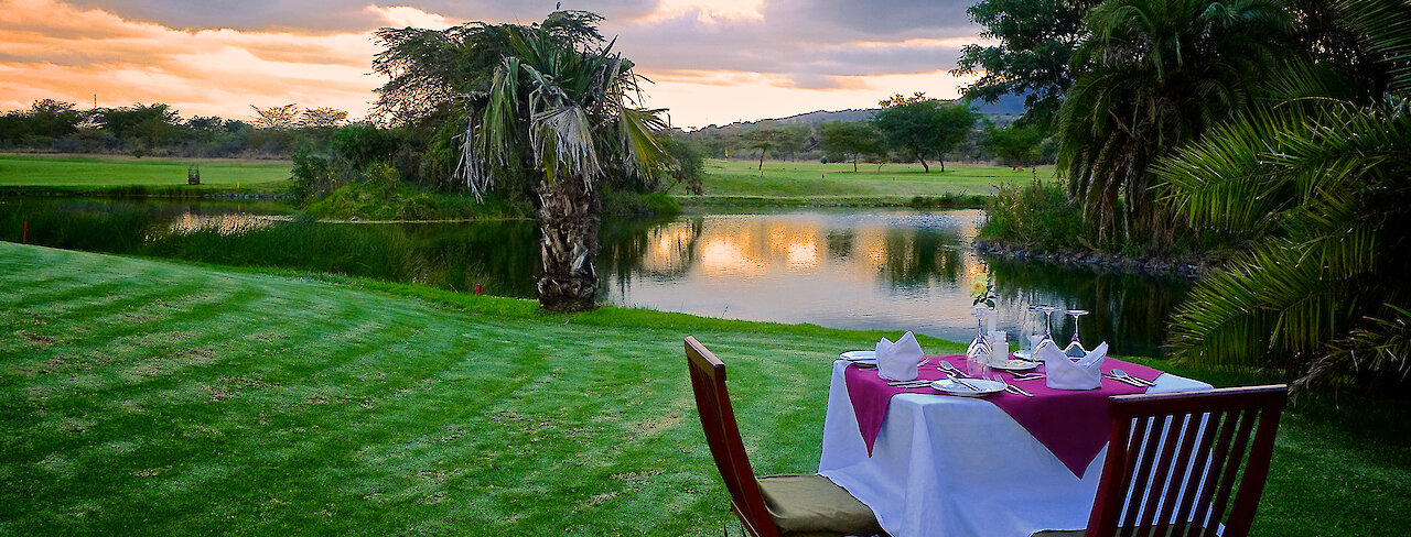 Abendessen am See in der Great Rift Valley Lodge