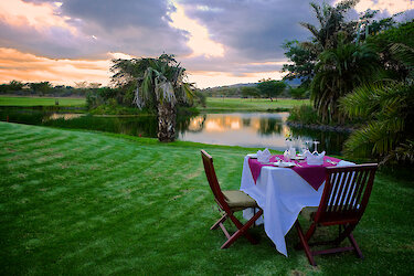 Abendessen am See in der Great Rift Valley Lodge