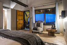 AiAiba Rock Lodge Unterkunft mit Blick zur Terrasse