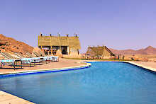 Desert Quiver Camp vom Pool aus einen Blick in die Wüste