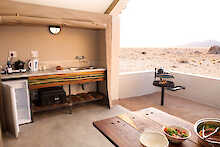 Desert Quiver Camp private Kochnische auf der Terrasse